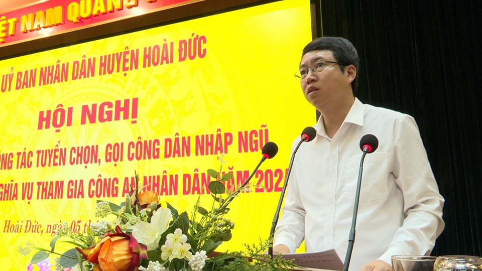 Chủ tịch UBND huyện Ho&agrave;i Đức Nguyễn Ho&agrave;ng Trường ph&aacute;t biểu tại buổi tổng kết.