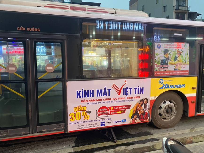 Hà Nội: kịp thời khắc phục sự cố do ô tô buýt bị thủng thùng dầu - Ảnh 1