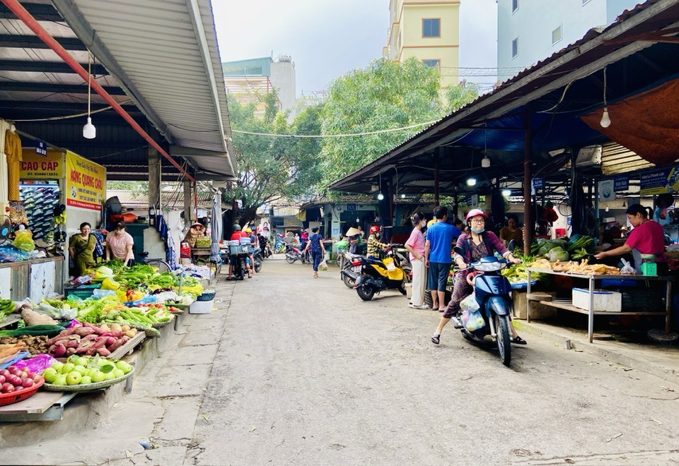 C&aacute;c mặt h&agrave;ng trong chợ ng&agrave;y c&agrave;ng phong ph&uacute; khiến người ti&ecirc;u d&ugrave;ng đến chợ ng&agrave;y c&agrave;ng đ&ocirc;ng.