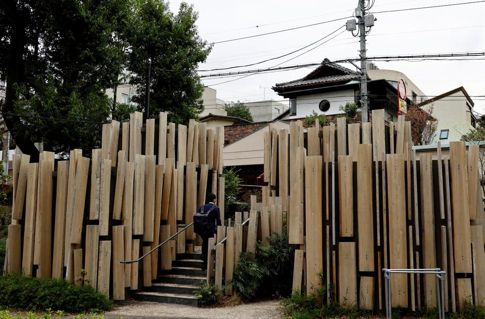 Du kh&aacute;ch kh&aacute;m ph&aacute; WC c&ocirc;ng cộng được thiết kế lại như một phần của dự &aacute;n biến nh&agrave; vệ sinh c&ocirc;ng cộng th&agrave;nh nơi trải nghiệm th&uacute; vị tại quận Shibuya, Tokyo, Nhật Bản. Ảnh: Reuters