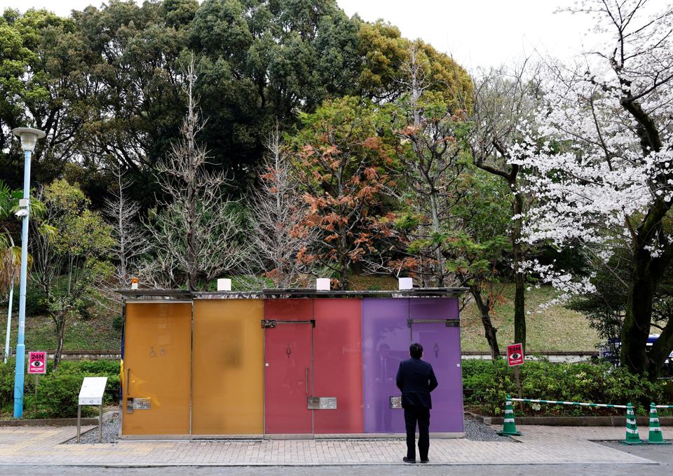 Một người đ&agrave;n &ocirc;ng đang chờ để sử dụng nh&agrave; vệ sinh c&ocirc;ng cộng quận Shibuya, Tokyo, Nhật Bản. Ảnh: Reuters