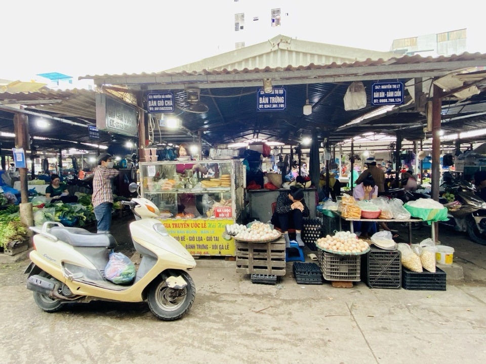 C&aacute;c lối đi được bố tr&iacute; rộng r&atilde;i, sạch sẽ khiến người ti&ecirc;u d&ugrave;ng v&agrave;o chợ rất thuận tiện.