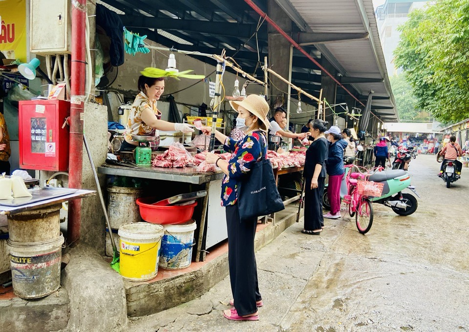 Khu gian h&agrave;ng b&aacute;n sản phẩm động vật (thịt lợn).&nbsp;