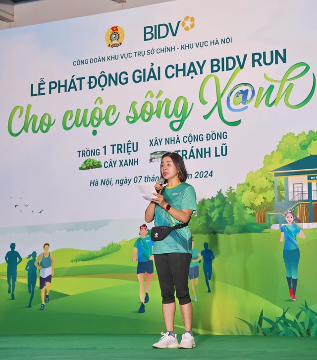 B&agrave; Vũ Thị Nga - Ph&oacute; Chủ tịch thường trực C&ocirc;ng đo&agrave;n BIDV, Ph&oacute; trưởng Ban Tổ chức Giải chạy - ph&aacute;t biểu tại Lễ ph&aacute;t động Giải chạy BIDVRUN 2024