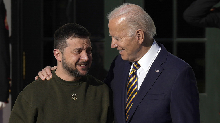 Tổng thống Ukraine Volodymyr Zelensky v&agrave; Tổng thống Mỹ Joe Biden. Ảnh: RT