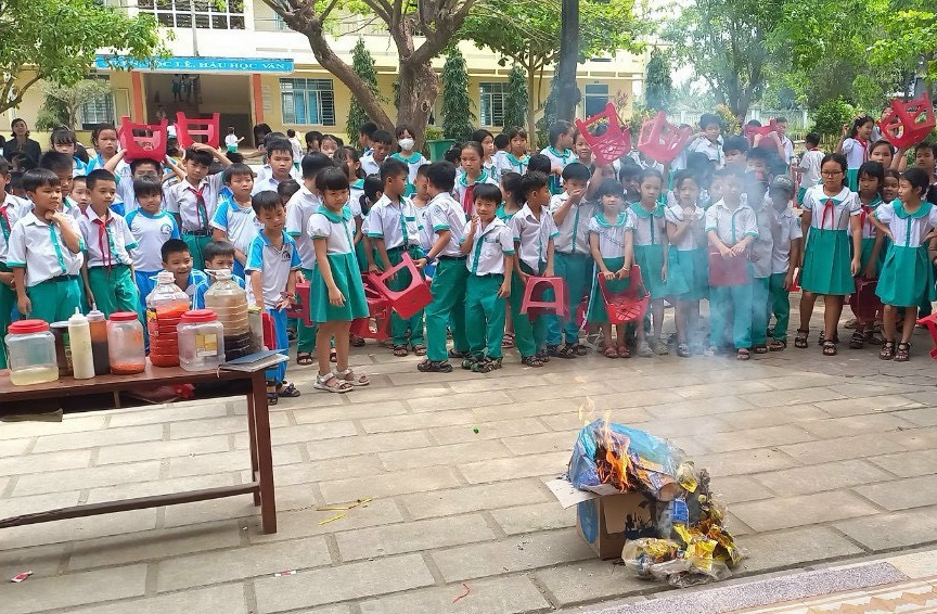 Tuy&ecirc;n truyền cho học sinh l&agrave; một trong những giải ph&aacute;p để hạn chế t&igrave;nh trạng ngộ độc từ thực phẩm kh&ocirc;ng đảm bảo ATVSTP.