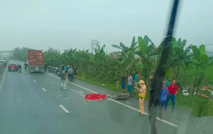 Hiện trường vụ tai nạn tr&ecirc;n Quốc lộ 10, huyện Vĩnh Bảo, TP Hải Ph&ograve;ng