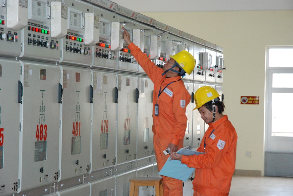 Công nhân điện lực kiểm tra thông số vận hành hệ thống điện 110kV Bắc An Khánh Ảnh: Khắc Kiên