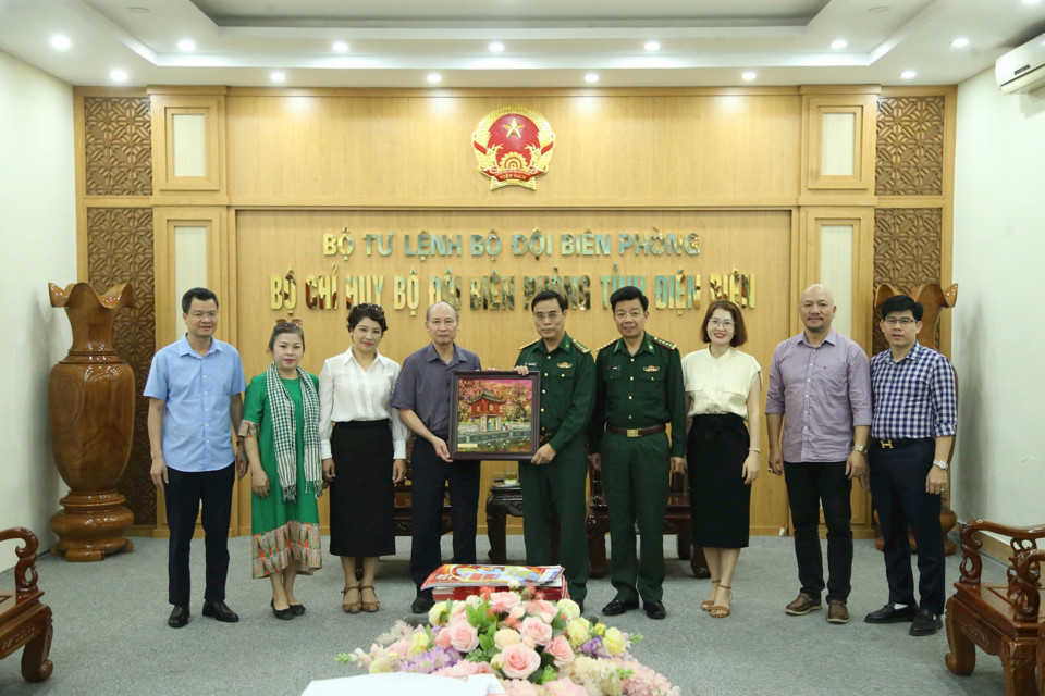 Đoàn công tác Hội Nhà báo TP Hà Nội tặng quà Bộ Chỉ huy Bộ đội Biên phòng tỉnh Điện Biên. Ảnh: Ngọc Tú