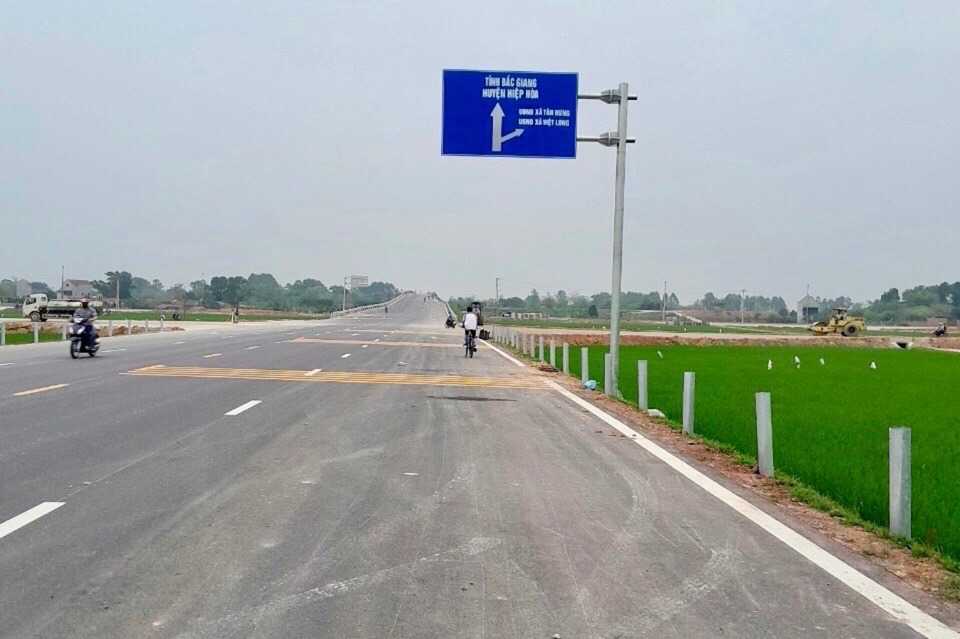 Tuyến đường nối huyện S&oacute;c Sơn (TP H&agrave; Nội) với huyện Hiệp Ho&agrave; (tỉnh Bắc Giang) đ&atilde; cơ bản ho&agrave;n th&agrave;nh 100% hạng mục.