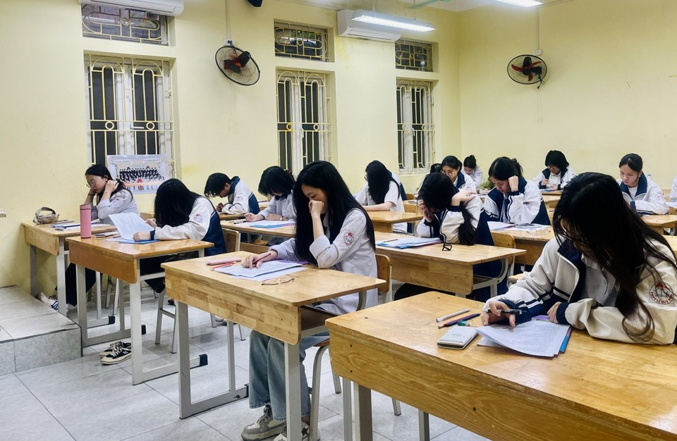 Học sinh lớp 12 Trường THPT Lê Quý Đôn - Hà Đông làm bài khảo sát (Ảnh: Nam Du)