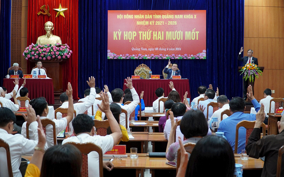 C&aacute;c đại biểu HĐND tỉnh Quảng Nam biểu quyết miễn nhiệm c&aacute;c chức danh.