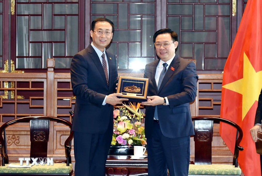 Chủ tịch Quốc hội Vương Đ&igrave;nh Huệ trao tặng qu&agrave; lưu niệm cho l&atilde;nh đạo Tập đo&agrave;n Energy China. (Ảnh: Th&agrave;nh Dương/TTXVN)