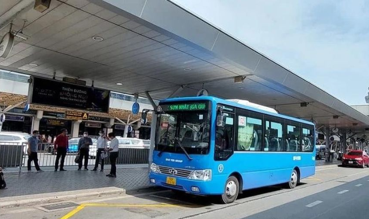 Bài toán sân bay Tân Sơn Nhất đông khách, xe buýt vẫn ế - Ảnh 1