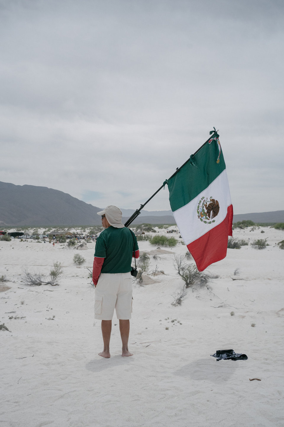 Du kh&aacute;ch tại đồi c&aacute;t Cuatro Ci&eacute;negas, Mexico. Ảnh: Luis Antonio Rojas