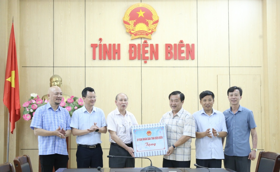 Đại diện tỉnh Điện Bi&ecirc;n tặng qu&agrave; Đo&agrave;n c&ocirc;ng t&aacute;c của Hội Nh&agrave; b&aacute;o th&agrave;nh phố H&agrave; Nội.