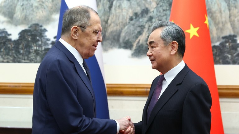 Ngoại trưởng Nga Sergey Lavrov v&agrave; Bộ trưởng Ngoại giao Trung Quốc Vương Nghị. Ảnh: RT