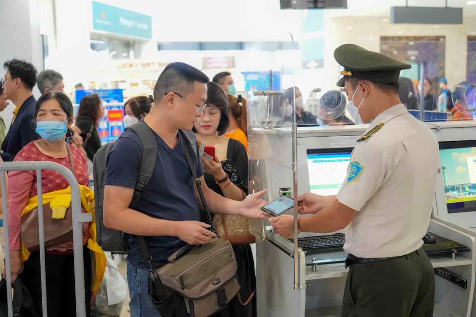 Hành khách làm thủ tục tại sân bay Quốc tế Nội Bài. Ảnh: Ngân Tuyền