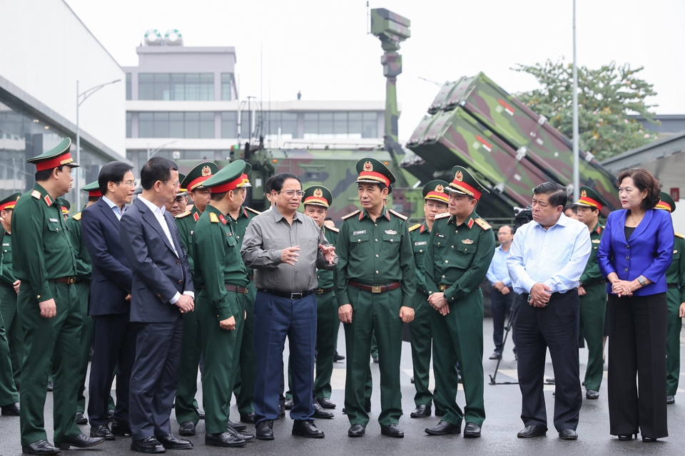 Thủ tướng tham quan trưng b&agrave;y sản phẩm c&ocirc;ng nghệ cao của Viettel - Ảnh: VGP/Nhật Bắc