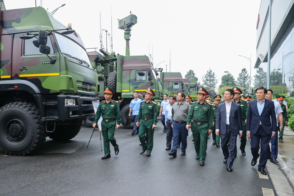 Thủ tướng Phạm Minh Chính làm việc với Viettel về công nghiệp quốc phòng - Ảnh 2