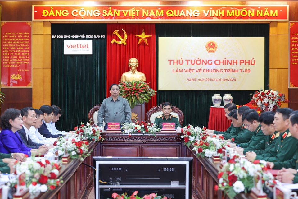 Thủ tướng Phạm Minh Ch&iacute;nh đ&aacute;nh gi&aacute; cao những bước ph&aacute;t triển đột ph&aacute; của Viettel thời gian qua - Ảnh: VGP/Nhật Bắc