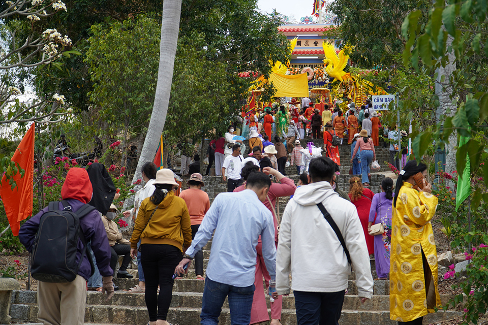 Những năm gần đ&acirc;y, Lễ hội Am Ch&uacute;a thu h&uacute;t rất đ&ocirc;ng người d&acirc;n, kh&aacute;ch h&agrave;nh hương v&agrave; du kh&aacute;ch. Ngo&agrave;i c&aacute;c đo&agrave;n h&agrave;nh hương đ&atilde; đăng k&yacute; với ban tổ chức, ch&iacute;nh quyền địa phương&nbsp;dự kiến c&oacute; khoảng hơn 11.000 lượt người d&acirc;n, du kh&aacute;ch cũng đến tham gia lễ hội.