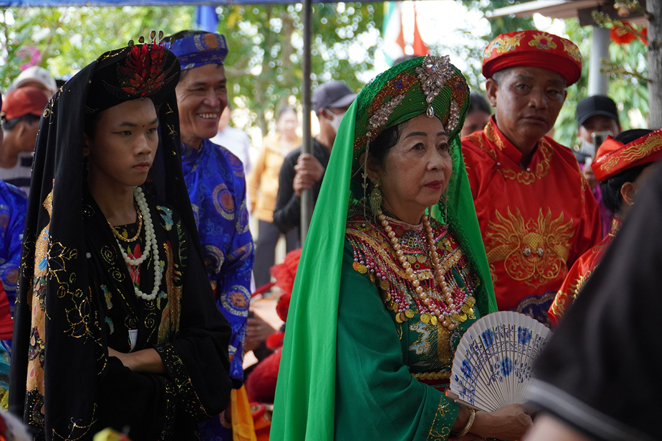 Nhiều đo&agrave;n dự lễ sẽ biểu diễn h&aacute;t văn, m&uacute;a b&oacute;ng tại trong những ng&agrave;y lễ.