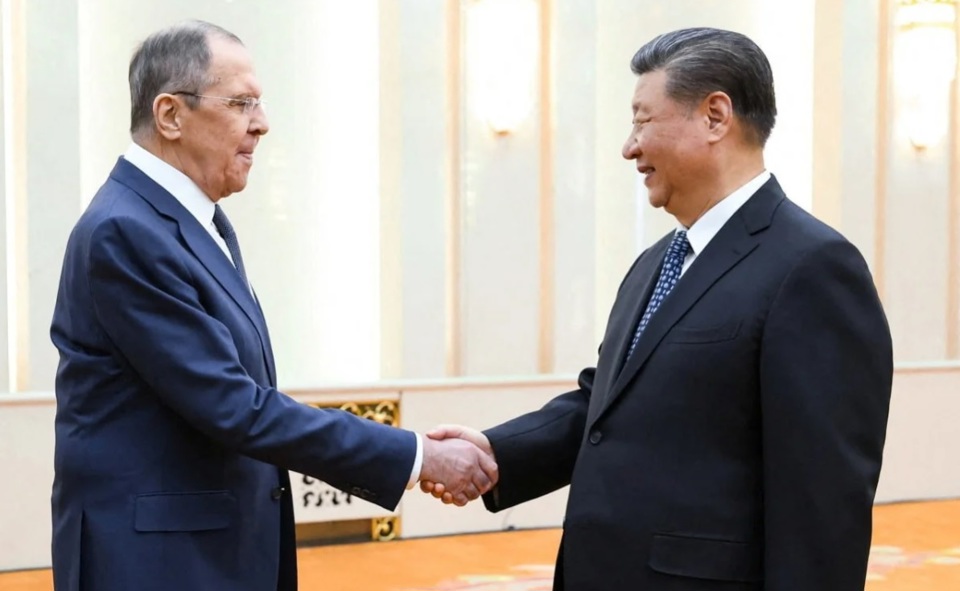 Ngoại trưởng Nga Sergei Lavrov v&agrave; nh&agrave; l&atilde;nh đạo Trung Quốc Tập Cận B&igrave;nh tại Bắc Kinh h&ocirc;m 9/4. Ảnh: Reuters