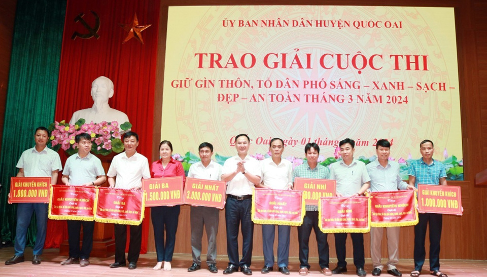 H&agrave;ng th&aacute;ng, huyện Quốc Oai tổ chức trao giải cuộc thi giữ g&igrave;n th&ocirc;n, tổ d&acirc;n phố s&aacute;ng, xanh, sạch, đẹp.