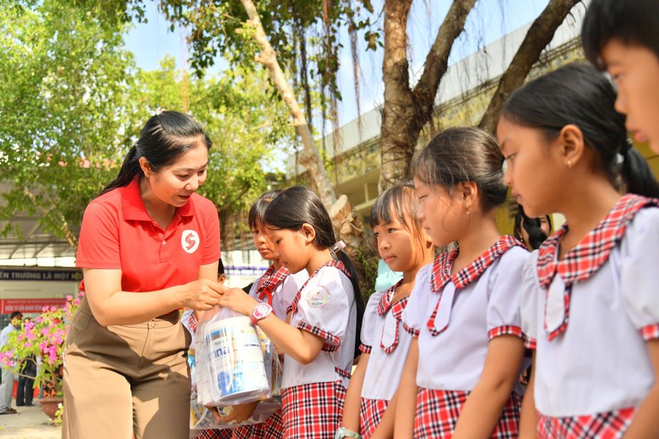 Hội Chữ thập đỏ tặng qu&agrave; cho c&aacute;c em học sinh c&oacute; ho&agrave;n cảnh kh&oacute; khăn. (Ảnh Phương Vũ)