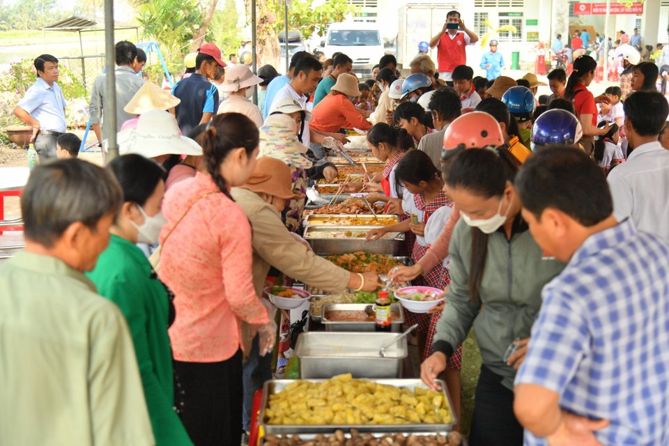 Người d&acirc;n x&atilde; An Minh Bắc lần đầu ti&ecirc;n được ăn buffet chay. (Ảnh Phương Vũ)