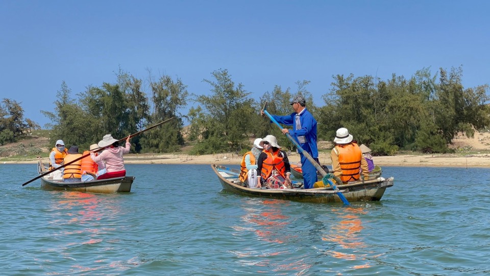 Du kh&aacute;ch trải nghiệm đầm An Kh&ecirc;.