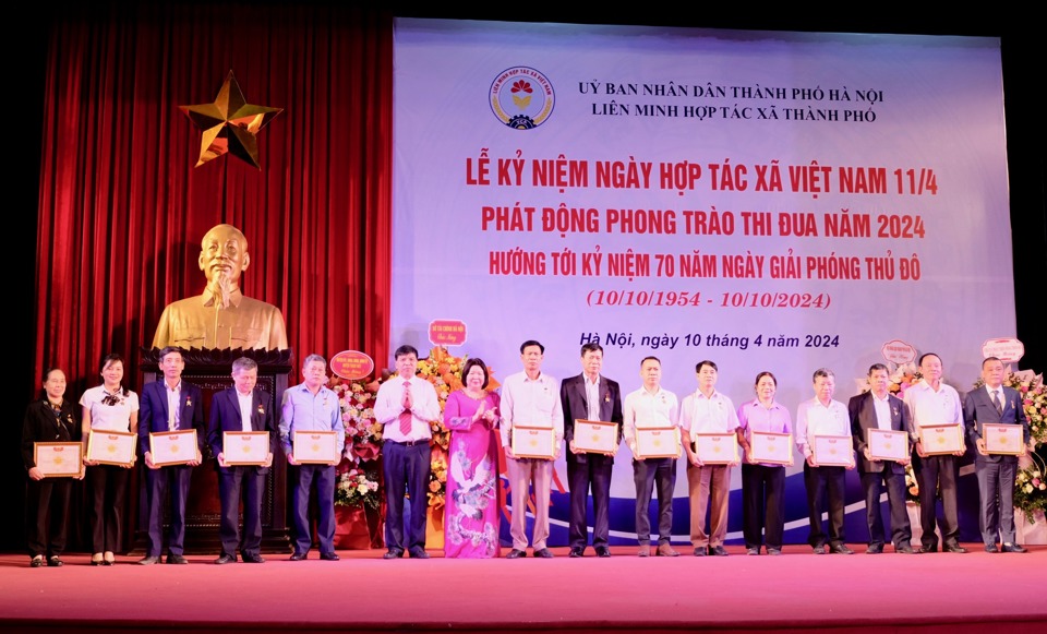 C&aacute;c c&aacute; nh&acirc;n thuộc hệ thống li&ecirc;n minh HTX TP H&agrave; Nội được Li&ecirc;n minh HTX Việt Nam trao tặng Kỷ niệm chương.