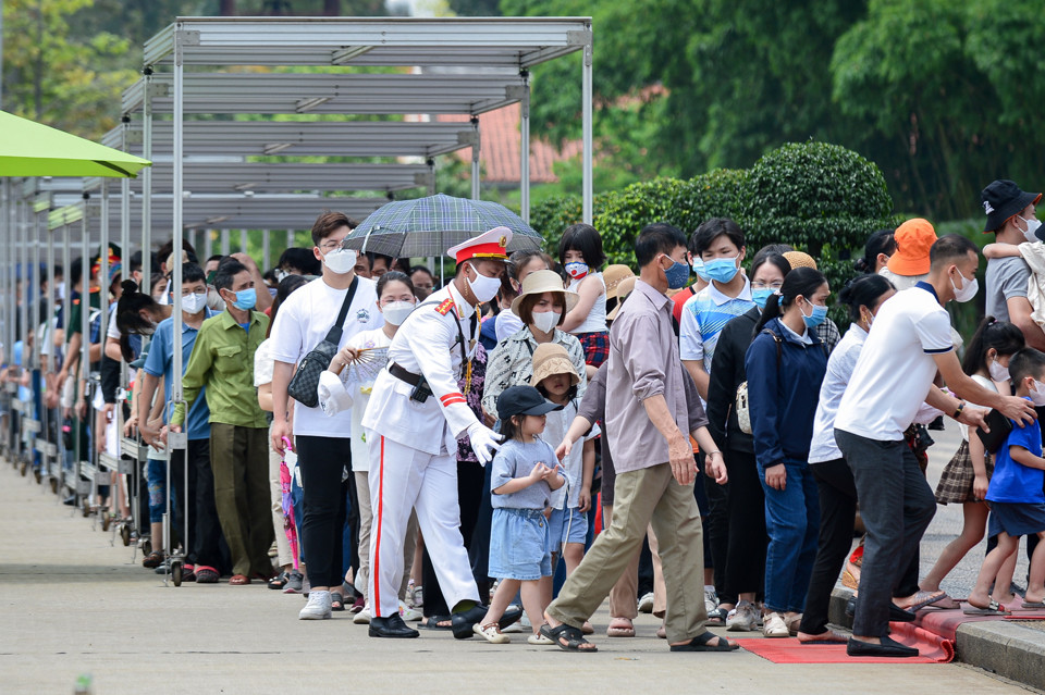 Xếp h&agrave;ng v&agrave;o Lăng viếng B&aacute;c Hồ. Ảnh: VietNamNet.