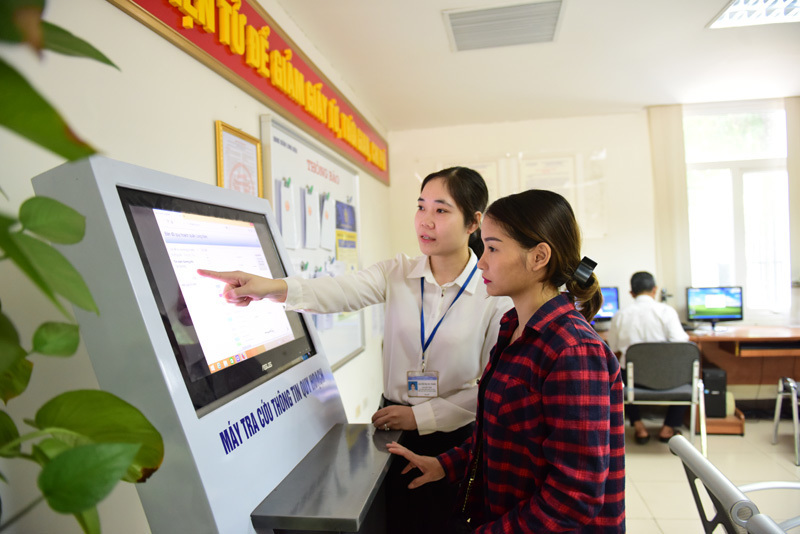 Người dân Hà Nội có thể thực hiện dịch vụ công qua Kiosk tự động.
