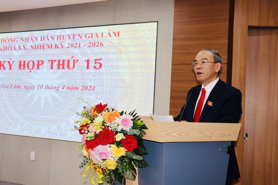 Chủ tịch HĐND huyện Gia L&acirc;m Nguyễn Tiến Việt ph&aacute;t biểu tại Kỳ họp.