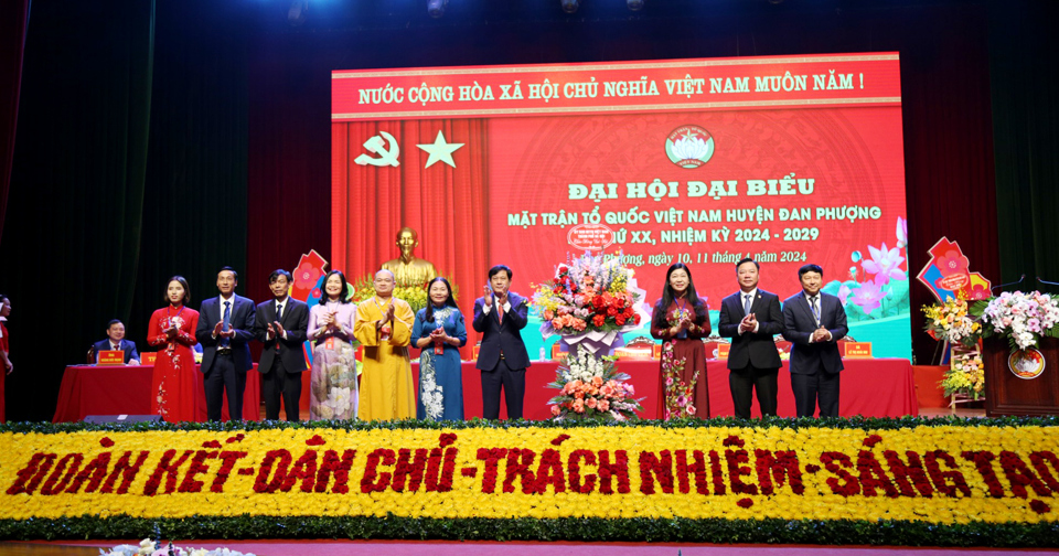 L&atilde;nh đạo Ban Thường trực Ủy ban MTTQ TP H&agrave; Nội tặng hoa ch&uacute;c mừng Đại hội.