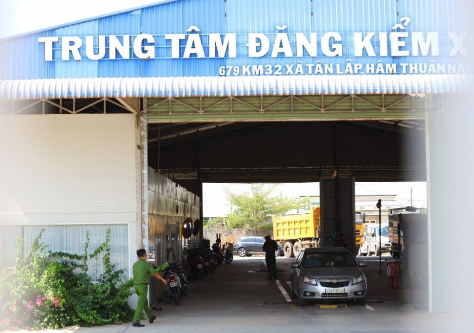 B&ecirc;n trong Trung t&acirc;m đăng kiểm xe cơ giới 86 -02D B&igrave;nh Thuận đang hoạt động đăng kiểm xe.