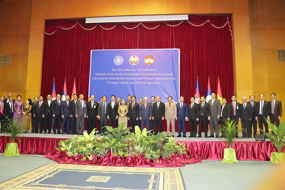 C&aacute;c đại biểu Mặt trận ba nước Campuchia - L&agrave;o - Việt Nam chụp ảnh lưu niệm tại Hội nghị Chủ tịch Mặt trận ba nước Campuchia - L&agrave;o - Việt Nam lần thứ 5.