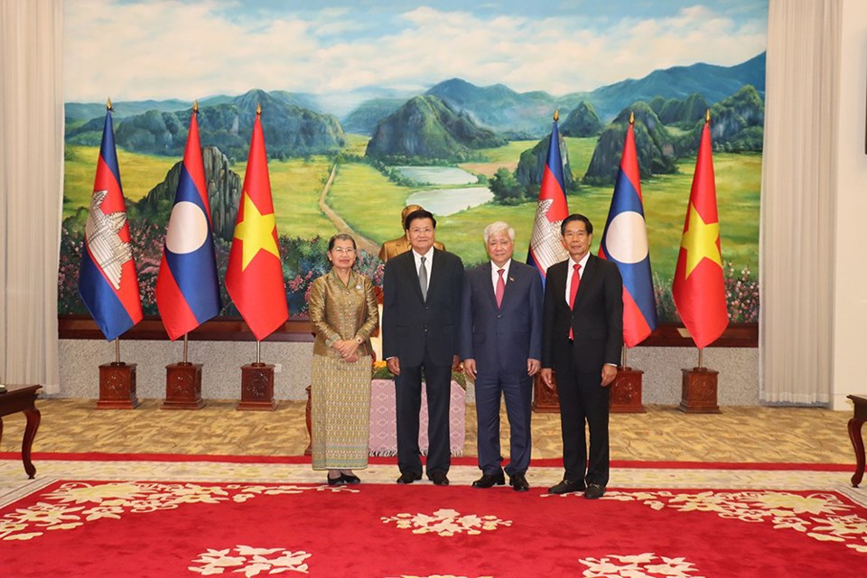 Tổng B&iacute; thư, Chủ tịch nước L&agrave;o chụp ảnh lưu niệm với Chủ tịch Mặt trận ba nước Campuchia - L&agrave;o - Việt Nam.