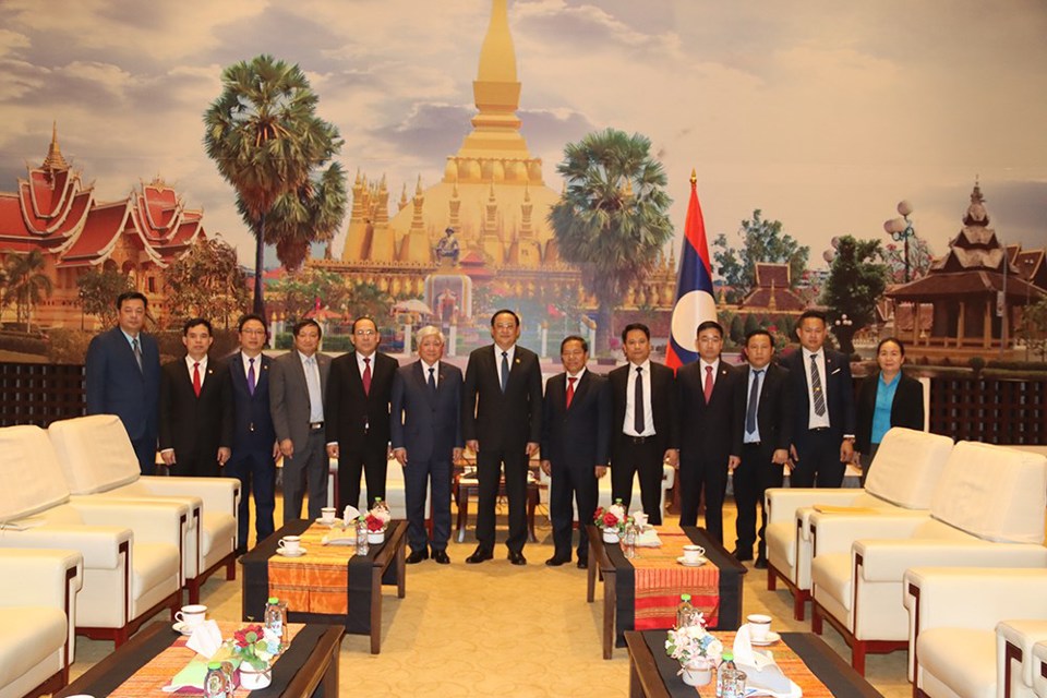 Thủ tướng L&agrave;o Sonexay Siphandone chụp ảnh lưu niệm c&ugrave;ng Đo&agrave;n đại biểu cấp cao UBTƯ MTTQ Việt Nam.