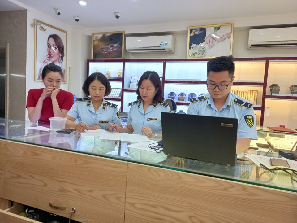 Lực lượng quản lý thị trường tỉnh Quảng Ninh kiểm tra tại một cơ sở vàng bạc đá quý trên địa bàn. Ảnh: Bảo Tích