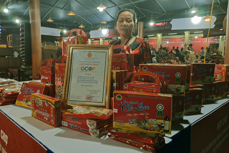 Doanh nghiệp huyện Thạch Thất giới thiệu sản phẩm OCOP tại hội chợ. Ảnh: Ho&agrave;i Nam