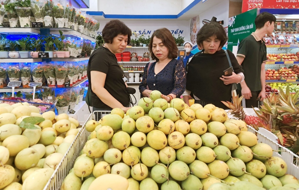 Si&ecirc;u thị Co.op Mart triển khai chương tr&igrave;nh mua h&agrave;ng đồng gi&aacute; qua đ&oacute; hỗ trợ người ti&ecirc;u d&ugrave;ng mua h&agrave;ng gi&aacute; rẻ. Ảnh: Ho&agrave;i Nam