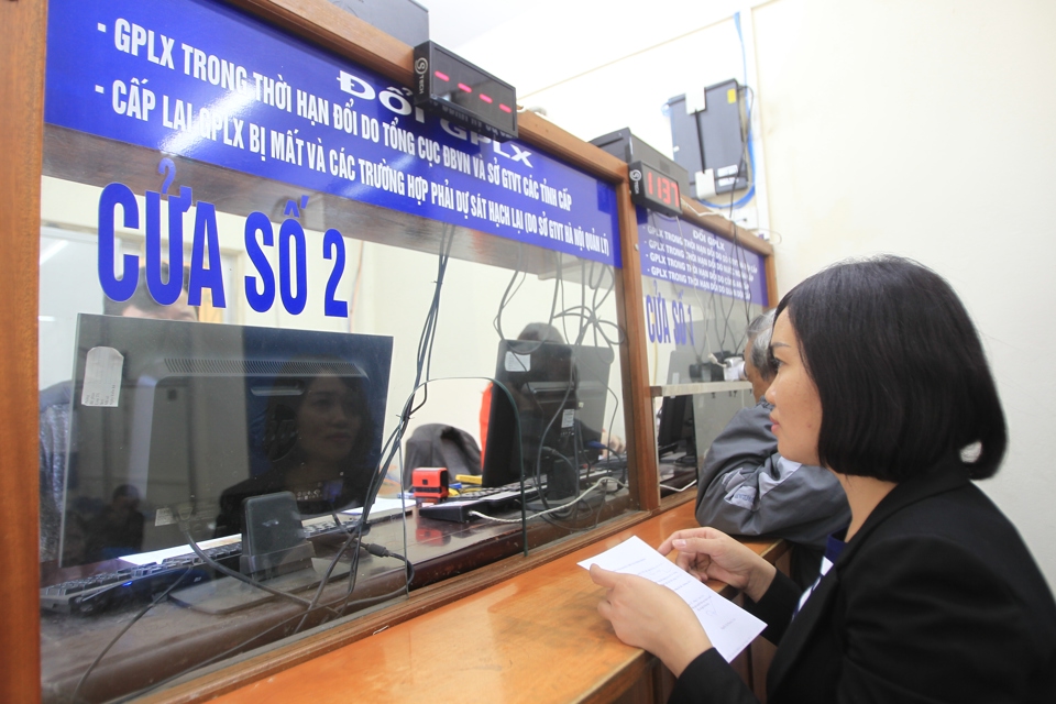 Người dân làm thủ tục cấp đổi giấy phép lái xe tại bộ phận tiếp nhận và trả kết quả của Sở GTVT Hà Nội. Ảnh: Phạm Hùng