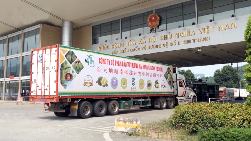 Xe chở hàng nông sản xuất khẩu qua Lào Cai sang Trung Quốc. Ảnh: An Kiên