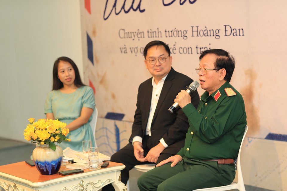 Trung tướng Nguyễn Mạnh Đẩu chia sẻ cảm nhận khi đọc cuốn s&aacute;ch.
