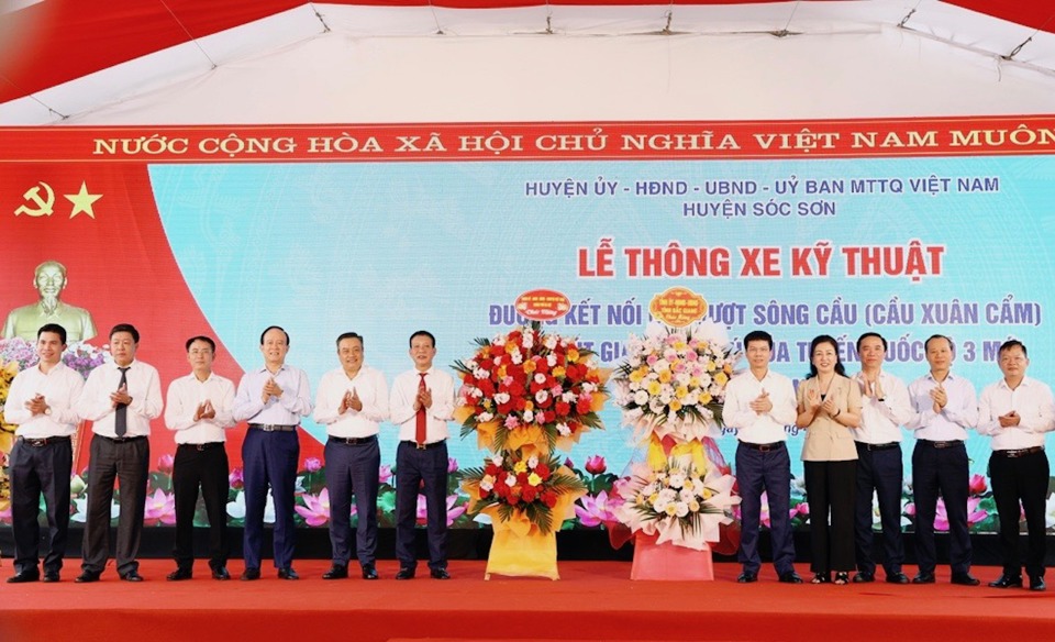 L&atilde;nh đạo TP H&agrave; Nội tặng hoa ch&uacute;c mừng lễ th&ocirc;ng xe kỹ thuật.