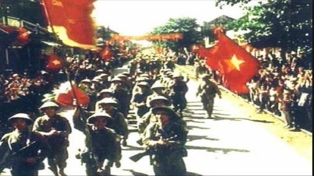 Ng&agrave;y 10/10/1954, Thủ đ&ocirc; n&aacute;o nức đ&oacute;n đo&agrave;n qu&acirc;n chiến thắng trở về. Cả H&agrave; Nội tưng bừng h&acirc;n hoan trong niềm vui giải ph&oacute;ng. Ảnh tư liệu