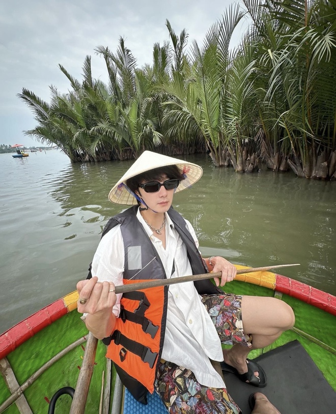 Jung Il Woo đi thuyền th&uacute;ng ở rừng dừa Bảy Mẫu, đội n&oacute;n l&aacute; Việt Nam